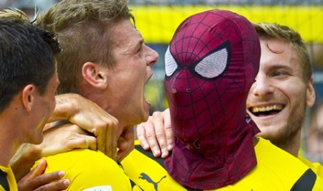 Pierre-Emerick Aubameyang merayakan gol mengenakan topeng tokoh pahlawan super, Spiderman.