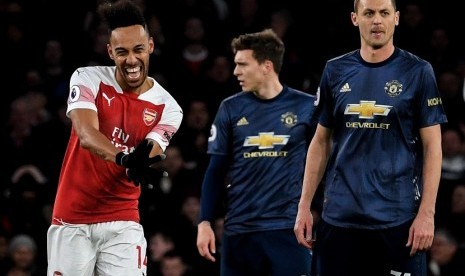 Pierre-Emerick Aubameyang merayakan golnya ke gawang Manchester United dalam gelaran Liga Primer di Emirates Stadium, London, Ahad (10/3)