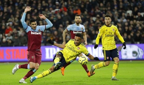 Pierre-Emerick Aubameyang (tengah) mencetak gol ketiga Arsenal saat mengalahkan West Ham United 3-1.