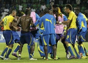  Pierre Eymerick Aubameyang (dua kanan), pemain timnas Ghana, bersama rekan setimnya merayakan golnya saat menghadapi Tunisia di laga Grup C Piala Afrika 2012 di Stade de Franceville, Franceville, Gabon, Selasa (31/1). 