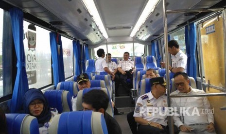 Pihak Badan Pengelola Transportasi Jabodetabek (BPTJ), Jasa Marga, dan Pengelola Mega City Bekasi menggelar Uji Coba Bus Transjabodetabek Premium di depan Giant Mega Mall Bekasi, Kamis (7/9). 