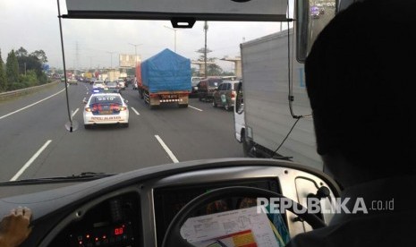 Pihak Badan Pengelola TrUji Coba Bus Transjabodetabek Premium yang melaju di atas jalan tol dan dikawal voorijder 