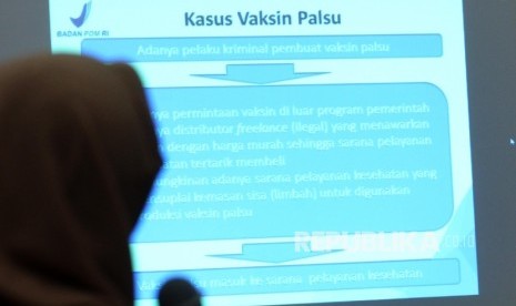   Pihak BPOM memberikan keterangan kepada wartawan mengenai vaksin palsu di Kantor BPOM, Jakarta, Selasa (28/6).