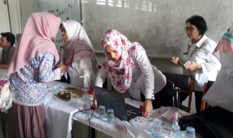 Pihak Dinkes Depok dan Puskesmas melakukan pengecekan suspek Hepatitis A di SMPN 20.