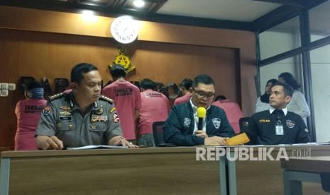 Kepolisian mengumumkan penangkapan enam tersangka dari grup The Family MCA yang diduga melakukan penyebaran kebohongan dan ujaran kebencian di media sosial.