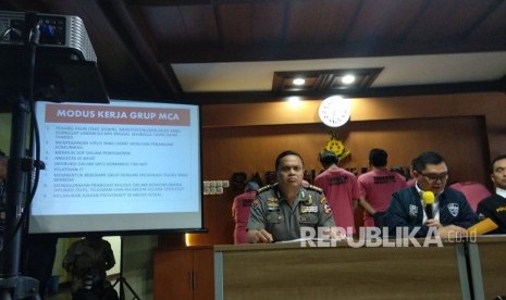 Kepolisian mengumumkan penangkapan enam tersangka dari grup The Family MCA yang diduga melakukan penyebaran kebohongan dan ujaran kebencian di media sosial.