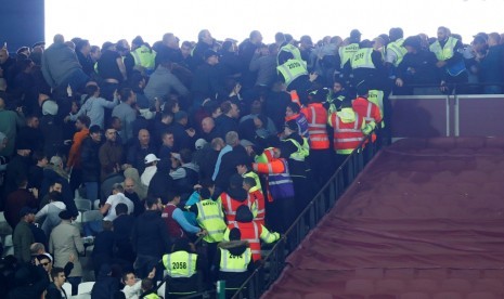 Pihak keamanan memisahkan suporter West Ham United dan Chelsea yang terlibat bentrok pada laga 16 besar Piala Liga Inggris di Stadion London, Kamis (27/10) dini hari WIB.