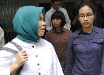 Pihak keluarga Irzen Octa (dari kiri) Esi Ronaldi (istri), Citra dan Grace (anak) usai sidang perdana gugatan perdata pada Citibank atas tewasnya Irzen Octa di Pengadilan Negeri Jakarta Pusat.