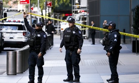 Pihak kepolisian berjaga di tempat kejadian setelah alat peledak ditemukan di kantor CNN di New York, AS (24/10).