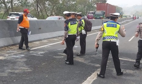 Pihak kepolisian sedang melakukan olah TKP kecelakaan di Tol Cipularang, Purwakarta. (Ilustrasi)