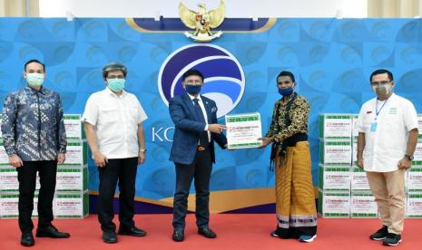 Pihak Sinarmas Land diwakili oleh Ketua Umum Yayasan Muslim Sinarmas Saleh Husin dan Managing Director Sinarmas Land Dhony Rahayoe secara simbolis menyerahkan 500 paket bantuan bahan pangan yang diteruskan oleh Menteri Komunikasi dan Informatika (Menteri Kominfo) Johnny G Plate kepada perwakilan mahasiswa dan panti asuhan.