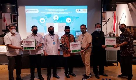 Pihak Sinarmas Land diwakili oleh Ketua Umum Yayasan Muslim Sinarmas Saleh Husin dan Managing Director Sinarmas Land Dhony Rahayoe secara simbolis menyerahkan paket bantuan bahan pangan dan masker kepada perwakilan pondok pesantren dan petugas keamanan yang disaksikan Dirjen Perumahan Khalawi Abdul Hamid.