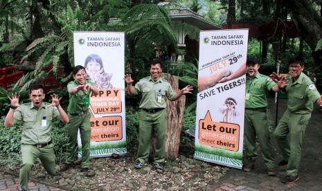 Pihak Taman Safari Indonesia Cisarua memperingati Hari Harimau Sedunia dengan mengecat wajah layaknya loreng harimau.