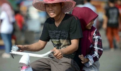 Pilih bersepeda ketimbang pergi makan untuk menghabiskan waktu bersama.