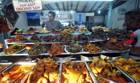 Pilihan jajanan buka puasa membangkitkan membangkitkan selera makan. Tanpa mereka sadari justru saat berpuasa seseorang mengonsumsi makanan lebih banyak.