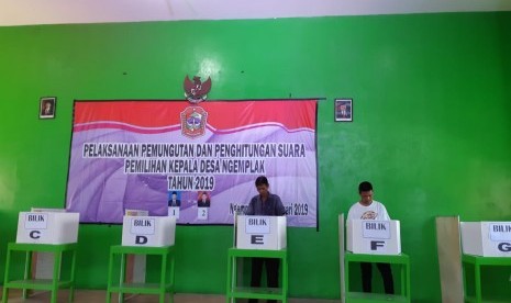 Pilkades Serentak Karanganyar : Suasana pemilihan kepala desa (Pilkades) serentak di 145 di Kabupaten Karanganyar, Jawa Tengah, Rabu (20/2). Pelaksanaan Pilkades serentak berjalan dengan tertib. Warga mengantre sesuai dengan dusun masing-masing. 