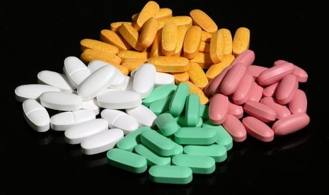 Pills in various colors (illustration)