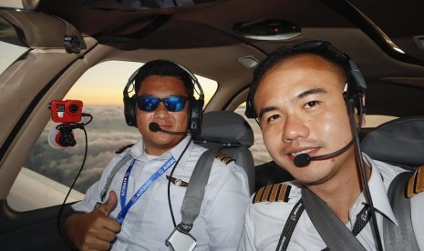 Pilot Capt Gema Goeyardi (kanan) dan co pilot Farandi Angesti  melintasi selat Bali dengan Pesawat Cirrus SR20 menuju Bali dan lanjut ke Australia.