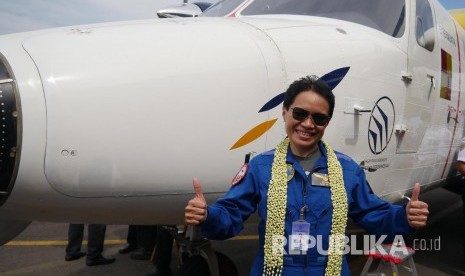 Pilot Esther Gayatri Saleh usai Flight Test pesawat N219 di landasan pacu Bandara Husain Sastranegara, Kota Bandung, Rabu (16/8).