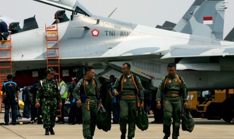 Pilot jet tempur Sukhoi SU-27MKI/30MKI TNI AU, Kapten Penerbang Idris (kiri), Komandan Skadron 11 Pangkalan Udara (Lanud) TNI AU Hasanuddin Makassar Letkol Penerbang Vincentius (tengah) dan Letda Penerbang Nur Wachid (kanan) berjalan usai melakukan patroli