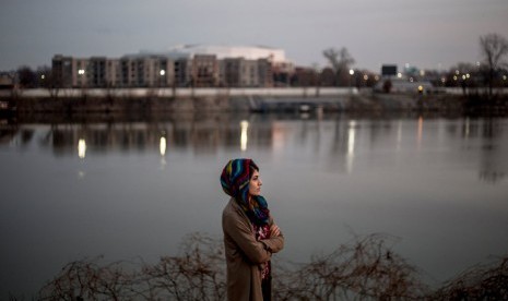 Pilot perempuan pertama Afghanistan Kapten Niloofar Rahmani di tepi Sungai Arkansas setelah lulus program latihan di Little Rock Air Force Base.