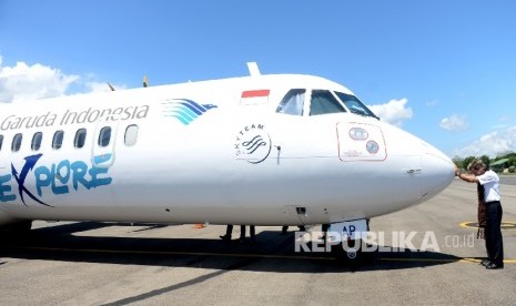 Pilot Pesawat Garuda Indonesia ATR 72-600 berdoa sebelum terbang menuju Bali di Bandara Frans Seda, Maumere, NTT, Kamis (22/9). 