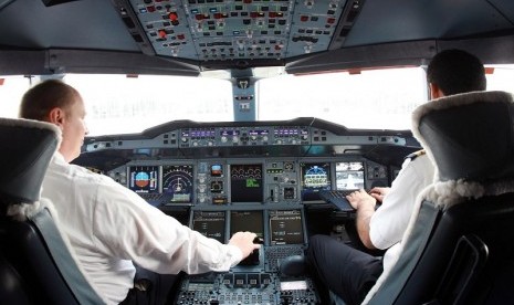 Pilot sedang menerbangkan sebuah pesawat