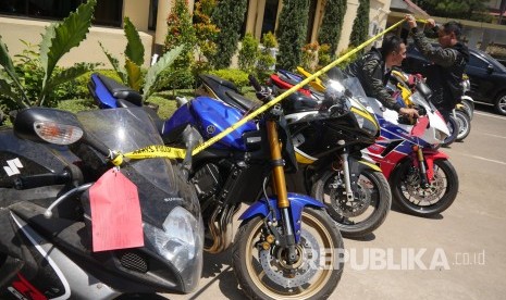 Piluhan Unit motor dengan Surat Tanda Nomor Kendaraan (STNK) bodong diamankan polisi (ilustrasi)