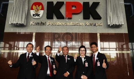 Pimpinan baru KPK berfoto bersama setelah peresmian gedung baru KPK yang terletak di Jalan Gembira, Kelurahan Guntur, Kecamatan Setiabudi, Jakarta Selatan, Selasa (29/12). (Republika/Raisan Al Farisi)