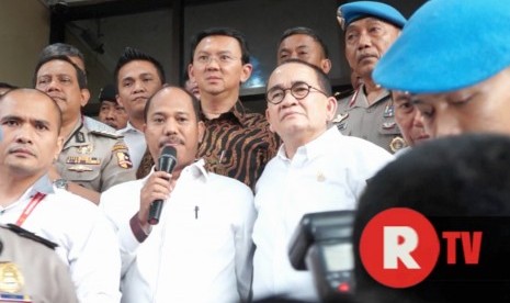 Pimpinan advokat tim pemenangan Ahok, Sirra Prayuna (tengah-bawah) memberikan keterangan pers usai pemeriksaan Ahok di Mabes Polri, Senin (7/11).