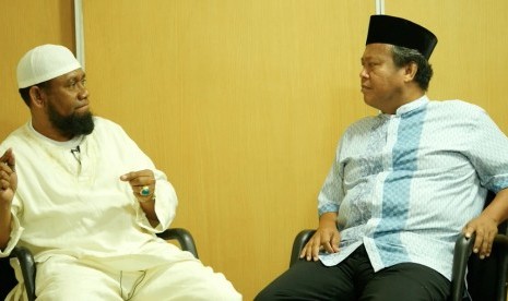 Pimpinan Al Fatih Kaafah Nusantara (AFKN), Ustaz Fadhlan Gharamatan (kiri) bersama wartawan Republika, Damanhuri Zuhri