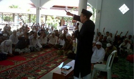 Pimpinan AQL (Ar-Rahman Qur'anic Learning) Center Ustadz Bachtiar Nasir (berdiri dan bergamis) tengah memotivasi para warga binaan Lembaga Pemasyarakatan (Lapas) Grobogan Denpasar Bali untuk meninggalkan kejahatan dan berubah kepada kehidupan yang lebih ba