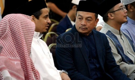  Pimpinan AQL Islamic Center Ustaz Bachtiar Nasir berbincang dengan dewan jurisebelum memberikan sambutan dalam pembukaan acara lomba Musabaqah Hifzhil Quran Wa Assunnah Annbawiyyah tingkat Nasional 2015 di Jakarta, Rabu (29/7).