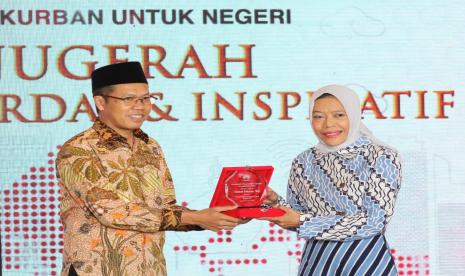 Pimpinan Badan Amil Zakat Nasional (BAZNAS) RI Bidang Pendistribusian dan Pendayagunaan Saidah Sakwan, meraih Penghargaan sebagai Tokoh Wanita Penggerak Zakat dalam Anugerah Masyarakat Cerdas dan Inspiratif 2023 Republika, yang diselenggarakan oleh Republika dan Huawei di Masjid Raya Pondok Indah, Jakarta Selatan, Kamis (22/6/2023).