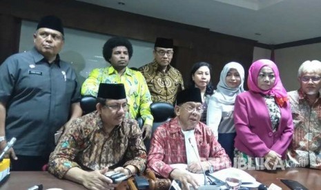 Pimpinan Badan Kehormatan DPD beserta para anggota DPR memutuskan untuk memberhentikan Irman Gusman sebagai Ketua DPD RI, Senin (19/9).