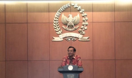 Pimpinan Badan Pengkajian MPR RI Martin Hutabarat, saat membuka Focus Group Discussion (FGD) kerjasama MPR dengan Lembaga Ketahanan  Nasional (Lemhanas), di Kompleks Parlemen Senayan, Jakarta, Senin (28/9).