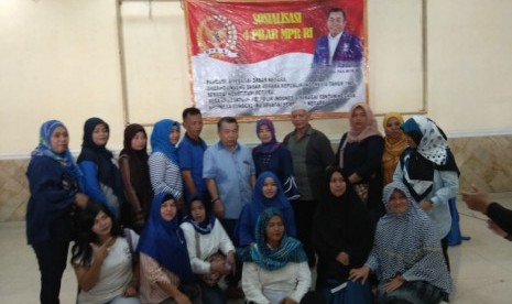 Pimpinan Badan Sosialisasi MPR RI, Ir Alimin Abdullah (tengah berdiri), dalam kegiatan Sosialisasi 4 Pilar MPR RI kepada masyarakat Jakarta Selatan, Ahad (31/3) lalu.