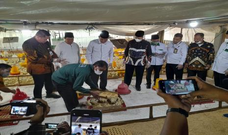 Pimpinan Baznas Pusat Kolonel (Purn) Nur Chamdani bersama Wakil Bupati Kabupaten Madiun Hari Wuryanto meninjau Balai Ternak Baznas Kelompok Unggas di Dusun Mojo, Desa Suluk, Kecamatan Dolopo, Kabupaten Madiun, Sabtu (17/12/2022).