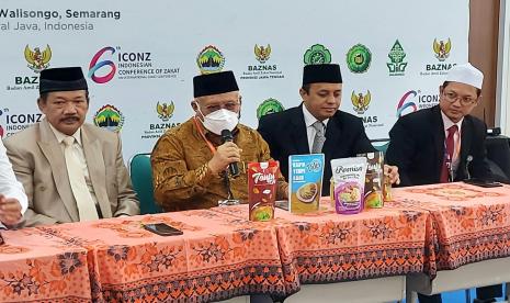 Pimpinan Baznas RI, Prof (HC) Dr Zainulbahar Noor MEc (tengah) menunjukkan sejumlah sampel produk mustahik binaan Baznas yang akan diekspor ke Dubai, di sela acara pembukaan Konferensi Zakat Internasional The 6th Indonesian Conference of Zakat (ICONZ) 2022, di gedung Rektorat UIN Walisongo, Kota Semarang, Jawa Tengah, Rabu (30/11).