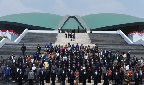 Pimpinan bersama anggota DPR berfoto bersama seusai mengikuti rapat paripuna di Gedung Nusantara, Kompleks Parlemen, Senayan, Jakarta, Jumat (28/8).