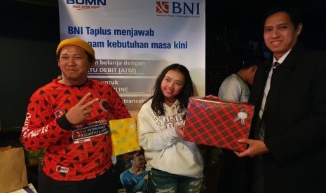 Pimpinan BNI Tokyo (kanan) memberikan hadiah langsung kepada nasabah BNI (kedua kiri) yang datang ke Kantor BNI Tokyo di Chiyoda (30/12/2019). Dalam rangka memberikan apresiasi kepada nasabah BNI Tokyo atas loyalitasnya selama tahun 2019, serta dalam rangka menyambut Tahun Baru 2020.