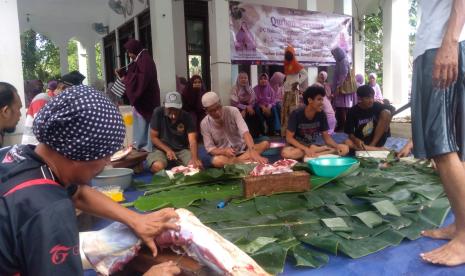 Pimpinan Cabang Persaudaraan Muslimah (PC Salimah) Bojonggede, Kabupaten Bogor, menyembelih 6 ekor sapi dan 1 ekor kambing. 