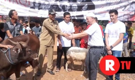 iHAQI Creative Propagation Institute Chief, Ustaz (The cleric) Erick Yusuf handed over a sacrificial animal in Lebak, Banten.