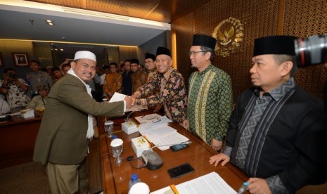 Pimpinan dan anggota DPR menerima perwakilan ormas yang melakukan aksi 299.