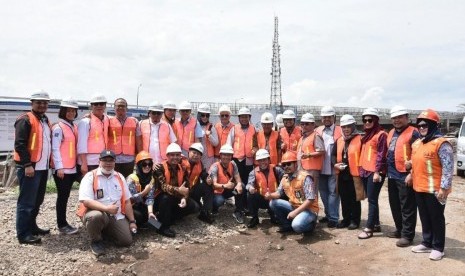 Pimpinan dan Anggota Komisi IV DPRD Provinsi Jabar saat meninjau pembangunan simpang susun atau interchange Tol Cisumdawu di Kecamatan Cileunyi, Kabupaten Bandung, Rabu (5/2). 