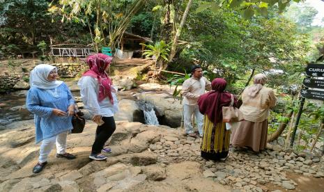 Pimpinan dan Anggota Pansus V DPRD Provinsi Jawa Barat melakukan Kunjungan Kerja ke Desa Cibeusi Kec. Ciater Kab. Subang terkait dengan rencana mencari informasi untuk bahan pembentukan Raperda Desa Wisata di Jawa Barat. Di Desa Wisata Cibeusi, Curug Ciangin,Subang beberapa waktu lalu