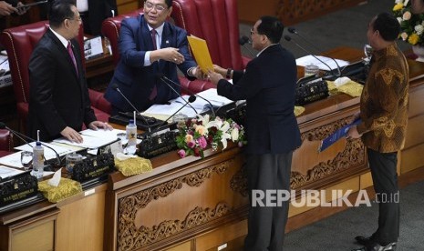 Pimpinan Dewan Perwakilan Rakyat (DPR), Utut Adiyanto (kedua kiri) dan Bambang Soesatyo (kiri) menerima tanggapan tertulis dari fraksi-fraksi DPR saat Rapat Paripurna Masa Persidangan I Tahun Sidang 2019-2020 di Kompleks Parlemen Senayan, Jakarta, Kamis (5/9/2019). 