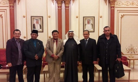 Pimpinan DPD RI Farouk Muhammad melakukan kunjungan kerja ke Negara Kuwait bersama Anggota DPD RI Saleh Muhammad Al Djufri dari Sulawesi Tengah, Hendri Zainuddin dari Sumatera Selatan dan Muhammad Idris dari Kalimantan Timur.