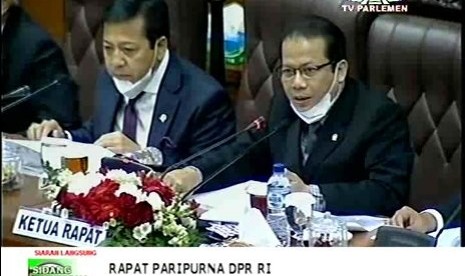 Pimpinan DPR mengenakan masker saat Sidang Paripurna DPR ke-9 di Senaya, Jumat (30/10).