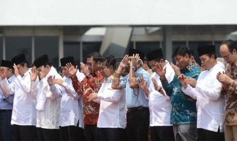   Pimpinan DPR mengikuti Shalat Istisqa yang digelar di Lapangan bola Kompleks Parlemen, Jakarta, Jumat (30/10).(Republika/Raisan Al Farisi)